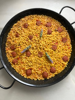 Una foto de Fideuà de chorizo asturiano y salsa de carne