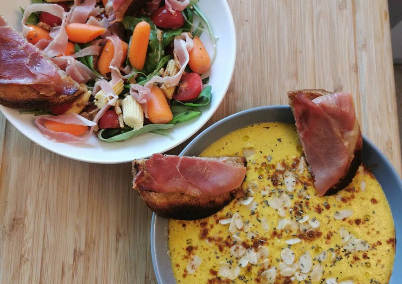 Gaspacho de melon toast jambon cru et petite salade simple