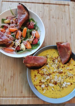 Une photo de Gaspacho de melon toast jambon cru et petite salade simple