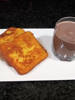 Una foto de Pan de molde empapado en huevo batido frito para desayuno