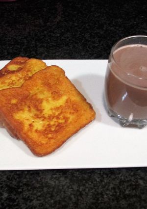 Foto principal de Pan de molde empapado en huevo batido frito para desayuno