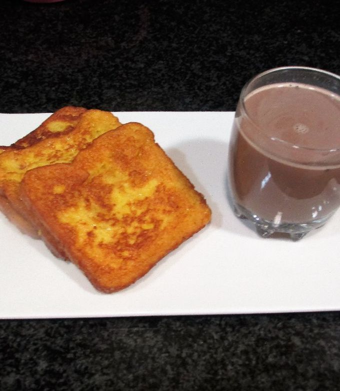 Foto principal de Pan de molde empapado en huevo batido frito para desayuno