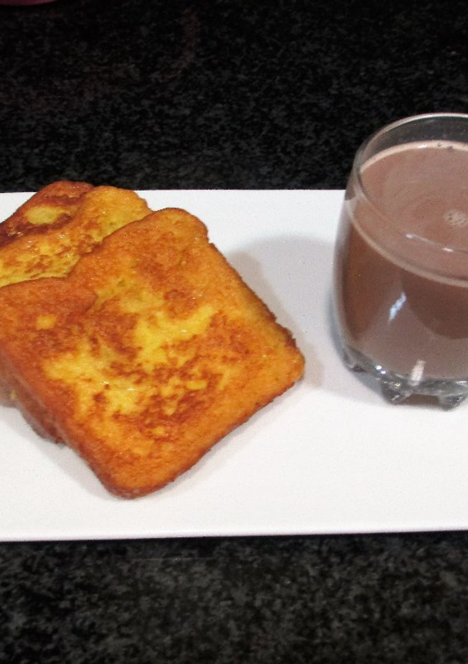 Una foto de Pan de molde empapado en huevo batido frito para desayuno