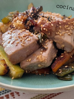 Una foto de Atún marinado con verduras -en sartén-