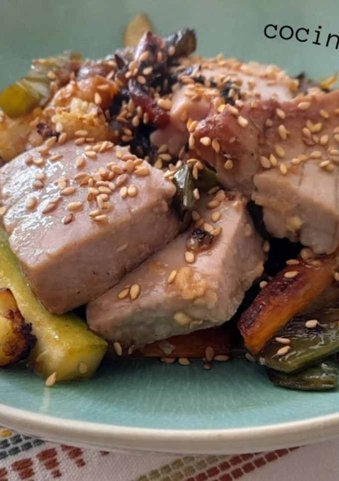 Una foto de Atún marinado con verduras -en sartén-