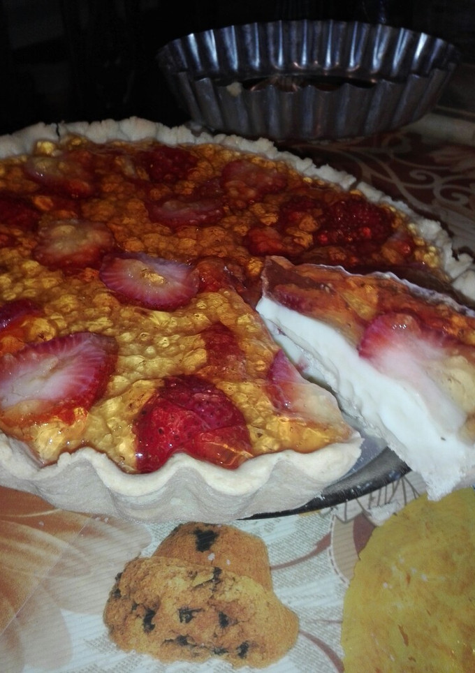 Una foto de Tarta de frutilla con crema pastelera 😍