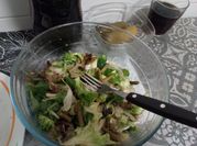 Una foto de ensalada de corazones de alcachofa