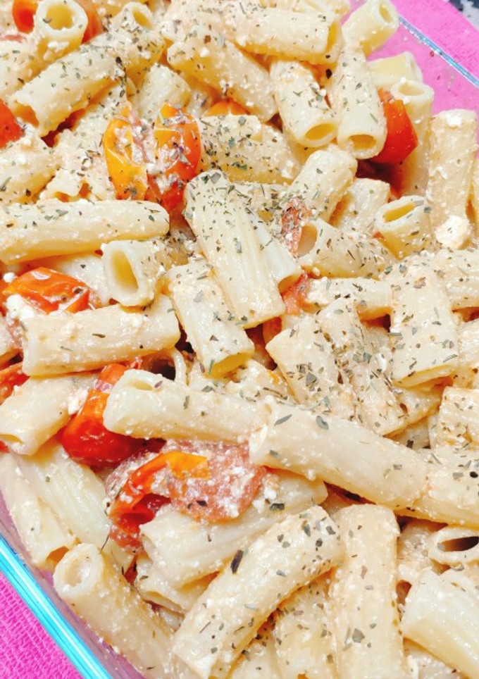 Una foto de Pasta con tomates cherry y queso feta (receta de Instagram)