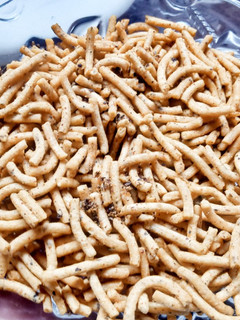बाजार जैसी टेस्टी रतलामी सेव(bazar jaisi tasty ratlami sev recipe in hindI) रेसिपी मुख्य फोटो