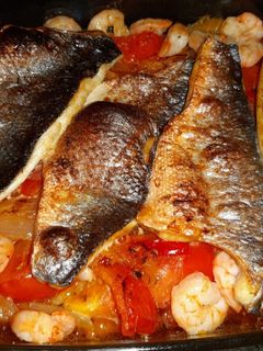 Una foto de Dorada al horno 🐟🍅🦐