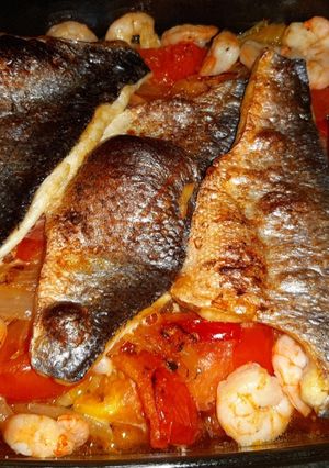 Una foto de Dorada al horno 🐟🍅🦐