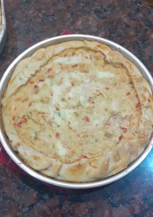 Una foto de Tarta de pollo y salsa blanca
