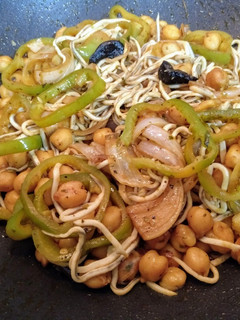 Una foto de Wok de garbanzos con gulas salteados