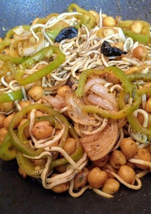 Una foto de Wok de garbanzos con gulas salteados