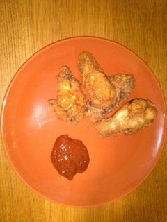 Una foto de Alitas de pollo en rebozado y salsa picante