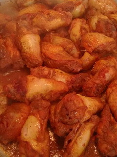 Una foto de Alitas de pollo con salsa BBQ. ॐ