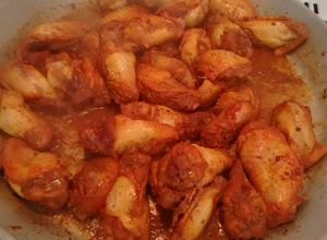 Una foto de Alitas de pollo con salsa BBQ. ॐ