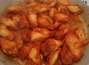 Una foto de Alitas de pollo con salsa BBQ. ॐ