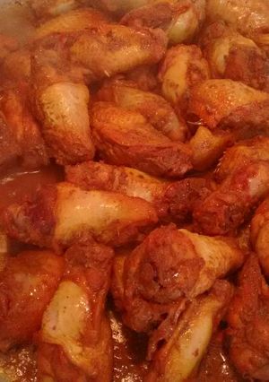 Una foto de Alitas de pollo con salsa BBQ. ॐ