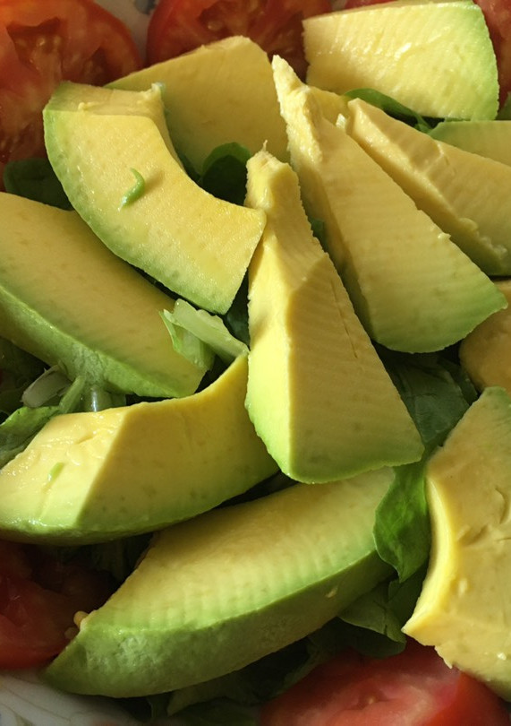 Una foto de Ensalada de tomate 🍅 y aguacate 🥑