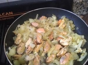 Una foto de Salteado cebolla con mejillones