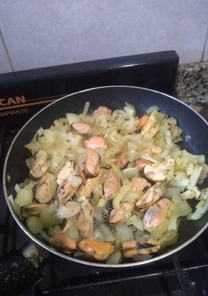Una foto de Salteado cebolla con mejillones