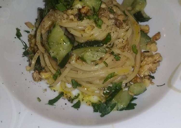 Steps to Prepare Super Quick Homemade Spaghetti con zucchine e noci