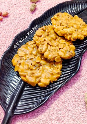 સીંગદાણા ચીકી (Peanut Chikki Recipe In Gujarati) રેસીપી મુખ્ય ફોટો