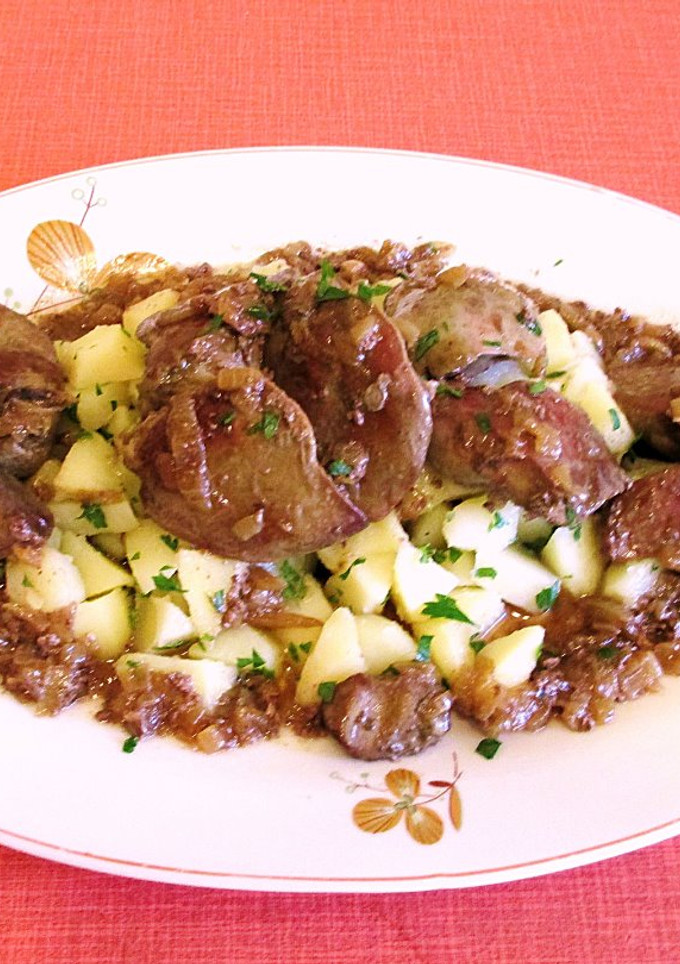 Una foto de Hígado de pavo encebollado  con guarnición de patatas