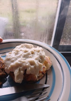 Una foto de Papas aplastadas con salsa blanca🍽