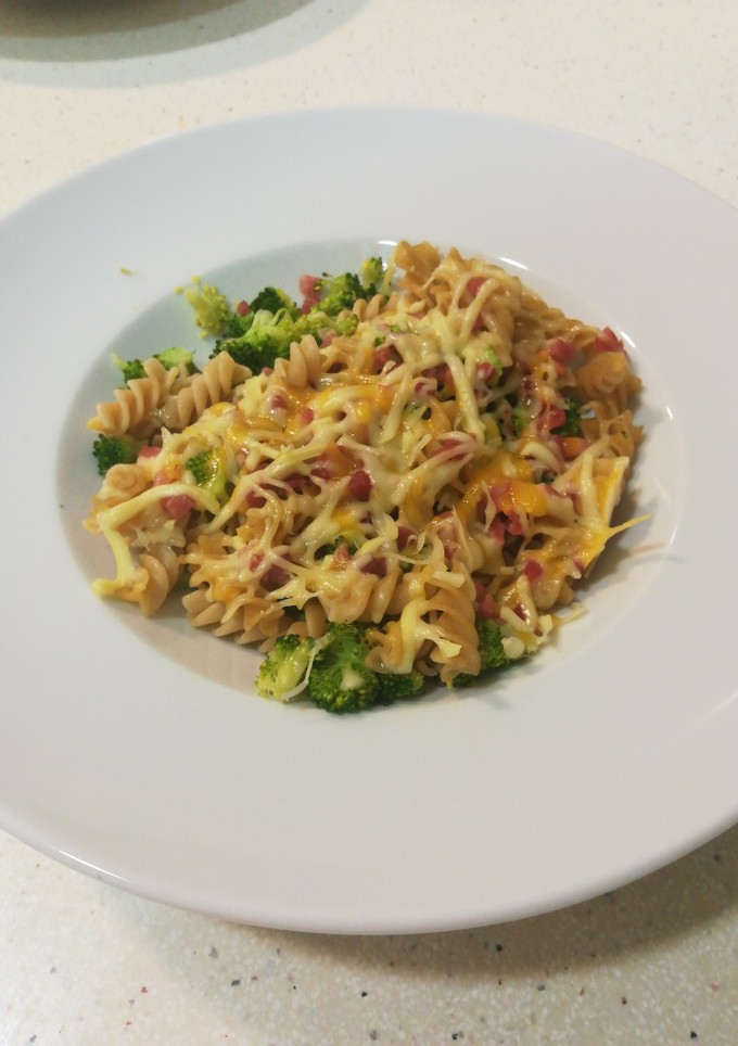 Una foto de Pasta con brócoli y jamón