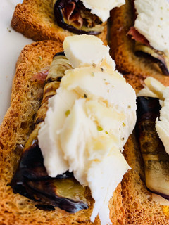 Una foto de Berenjena con jamón sobre tosta con queso de cabra