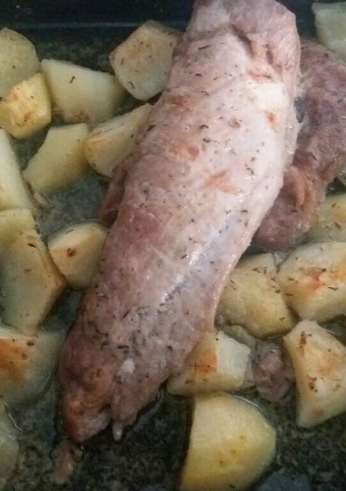 Una foto de Solomillo de cerdo adobado y al horno