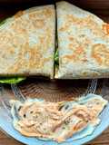 Foi tortilla cu caș afumat, salam, roșii și salată