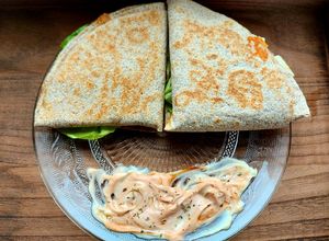 O poză a rețetei Foi tortilla cu caș afumat, salam, roșii și salată.
