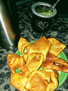 Una foto de Tortas fritas con almíbar