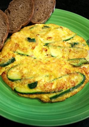 Foto principal de Tortilla de huevo con lascas de calabacín y copos de cebolla seca