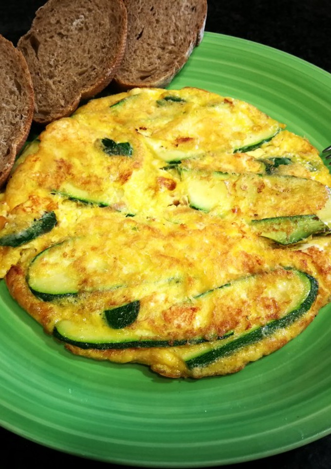 Una foto de Tortilla de huevo con lascas de calabacín y copos de cebolla seca