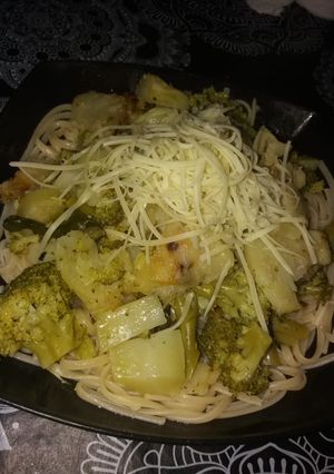 Una foto de Papas con brócoli y fideos