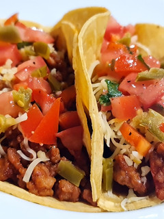Una foto de Tacos mexicanos con pico de gallo