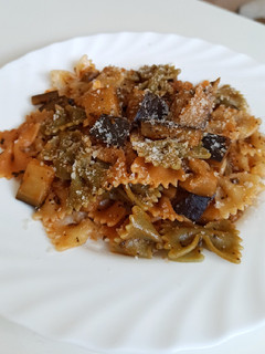 Una foto de Pasta arrabiata versionada con berenjena