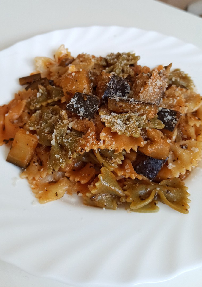 Una foto de Pasta arrabiata versionada con berenjena