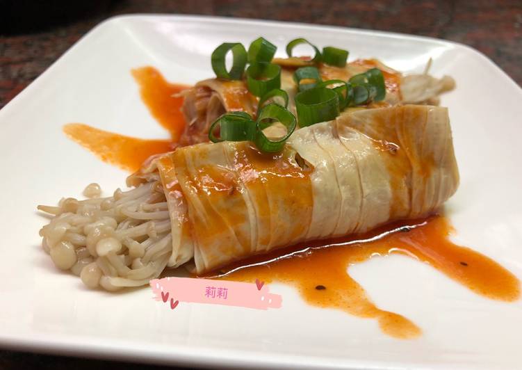 Kembang tahu gulung enoki 金針菇豆皮捲