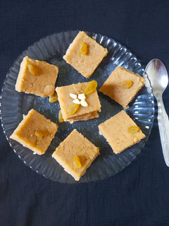 गेहूं के आटे की बर्फी (gehu ke atte ki barfi recipe in Hindi) रेसिपी मुख्य फोटो