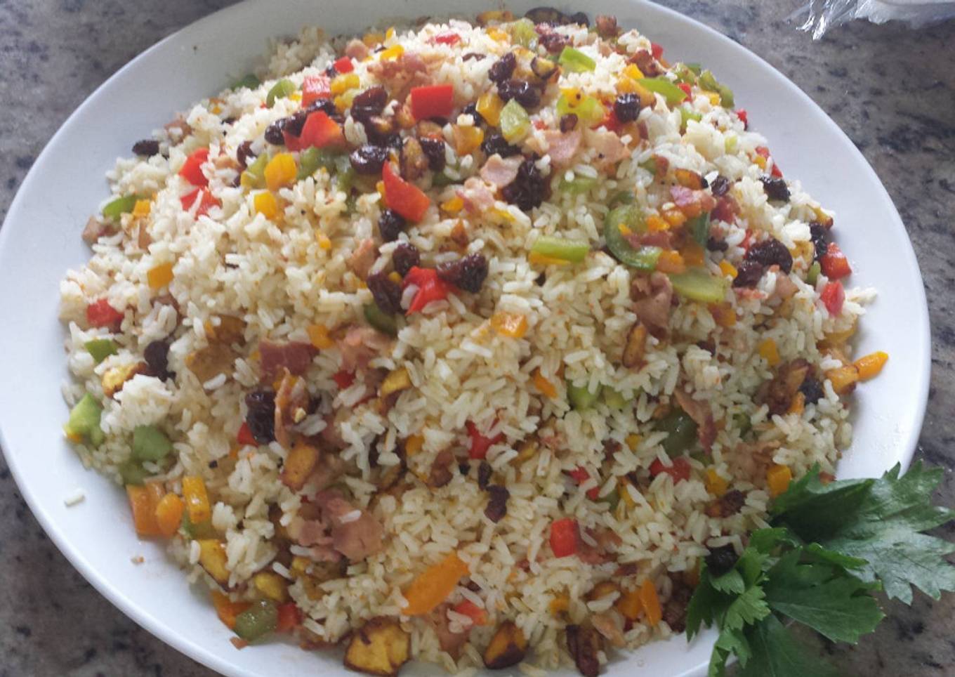 Arroz navideño con tocineta y plátano maduro