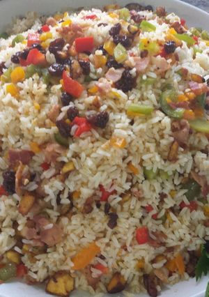 Una foto de Arroz navideño con tocineta y plátano maduro