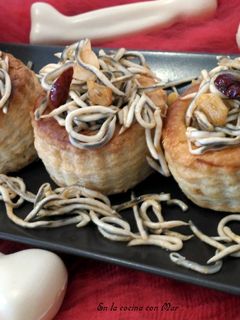 Una foto de Volovanes de gulas con alioli de trufa (Para Halloween)