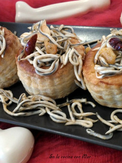 Una foto de Volovanes de gulas con alioli de trufa (Para Halloween)