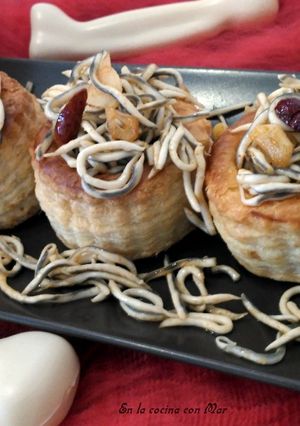Una foto de Volovanes de gulas con alioli de trufa (Para Halloween)