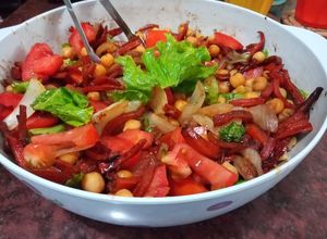Una foto de Ensalada tibia ¡con garbanzos!